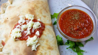 Restoran masasında pizza.