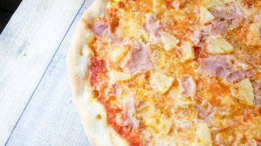 Restoran masasında pizza.