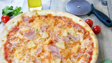 Restoran masasında pizza.