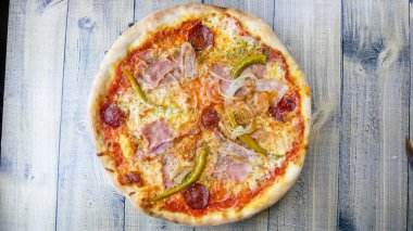 Restoran masasında pizza.