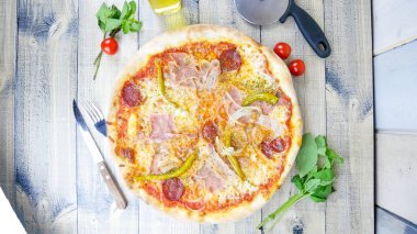 Restoran masasında pizza.