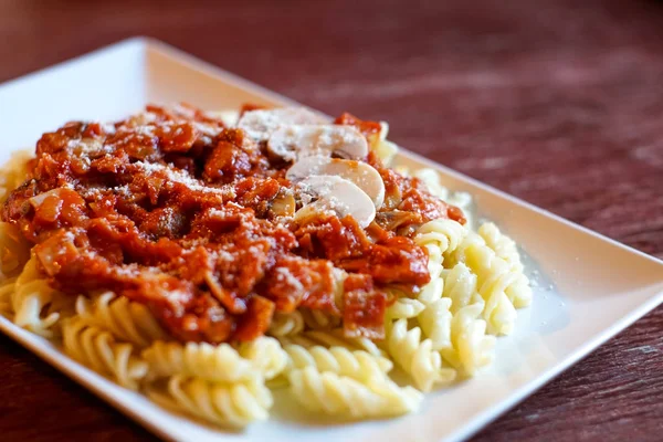 Restoran masasında makarna.