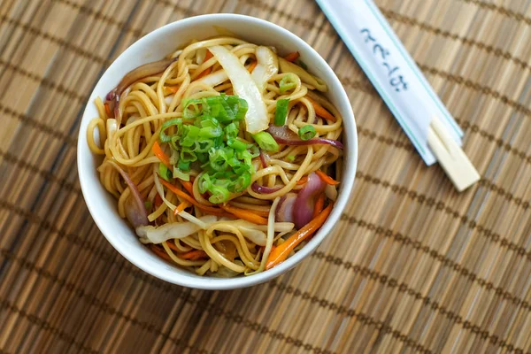 Restoran masasında makarna.