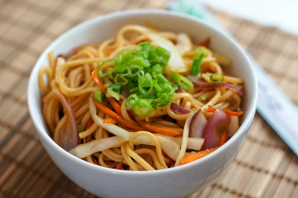 Restoran masasında makarna.