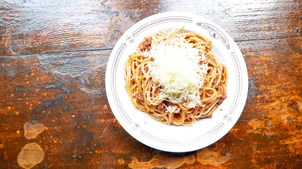 จานพาสต าบนโต ะอาหาร — ภาพถ่ายสต็อก