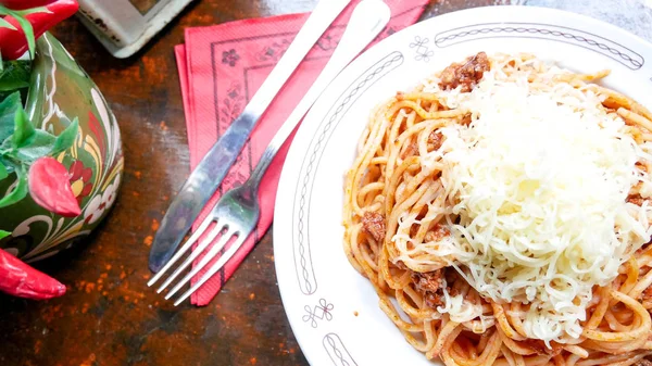 Restoran masasında makarna.