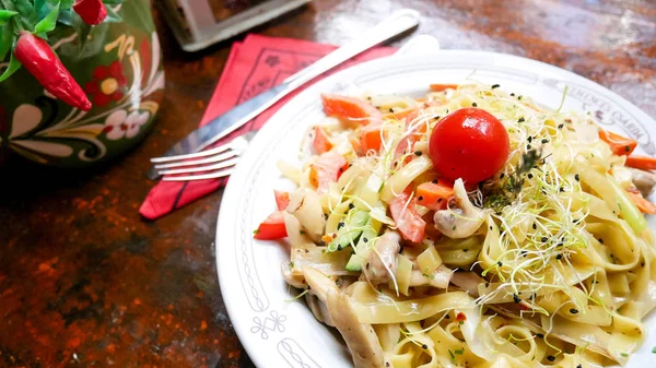 Restoran masasında makarna.