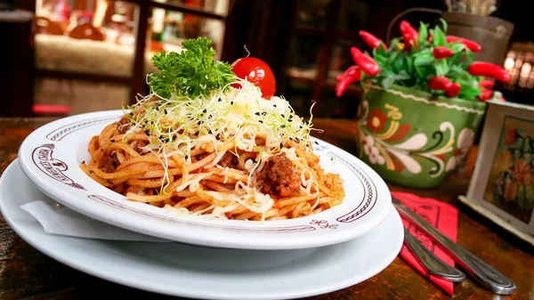 Nudelgericht Auf Einem Restauranttisch — Stockfoto