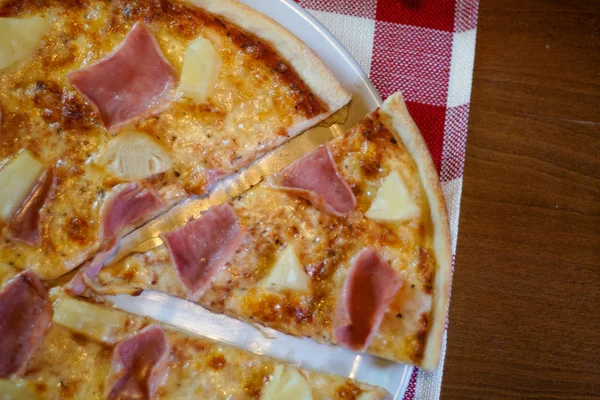 Pizza Auf Einem Restauranttisch — Stockfoto