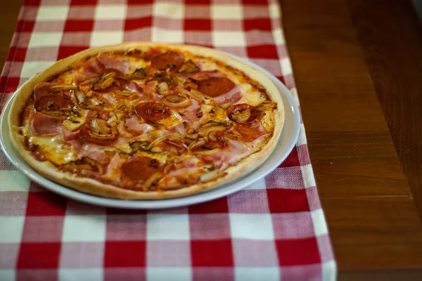 Pizza Auf Einem Restauranttisch — Stockfoto