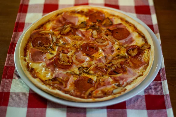 Pizza Auf Einem Restauranttisch — Stockfoto