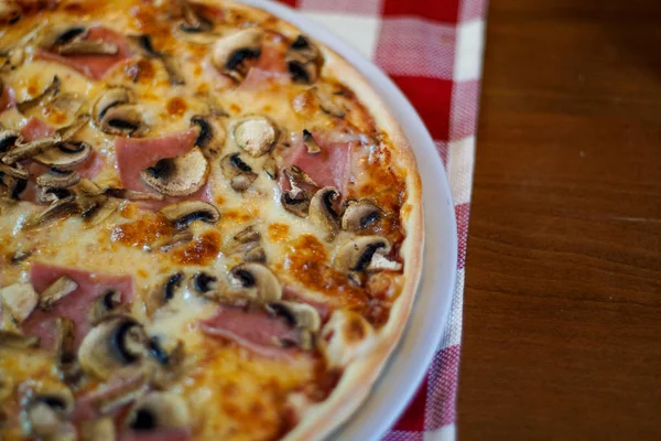 Pizza Auf Einem Restauranttisch — Stockfoto