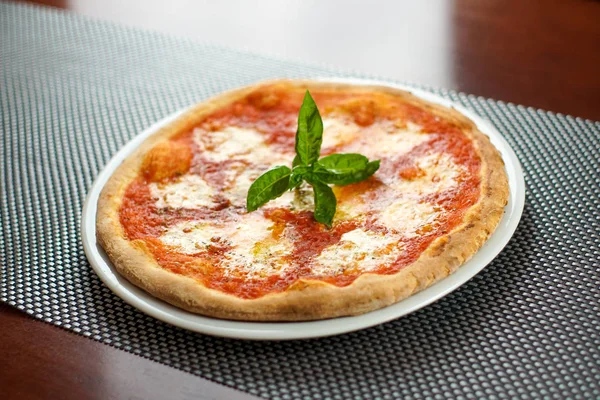 Restoran masasında pizza.