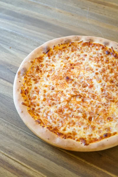 Pizza Auf Einem Restauranttisch — Stockfoto