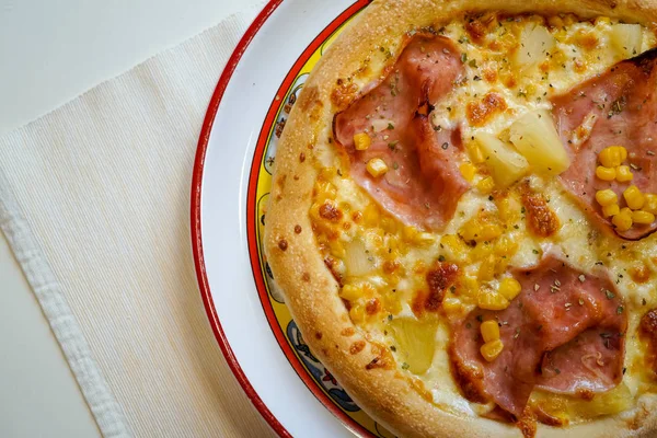 Pizza Auf Einem Restauranttisch — Stockfoto