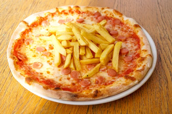 Restoran masasında pizza.