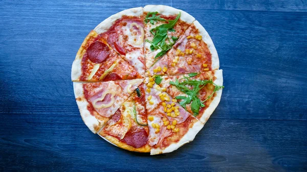 Restoran masasında pizza.