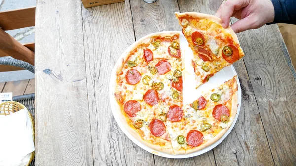 Restoran masasında pizza.