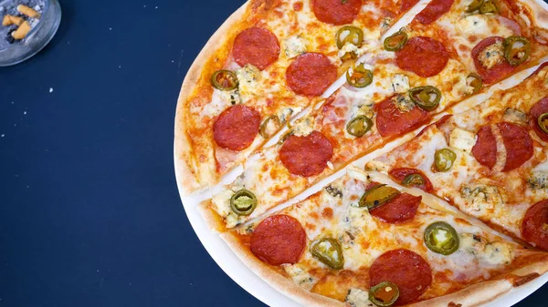 Pizza Uma Mesa Restaurante — Fotografia de Stock