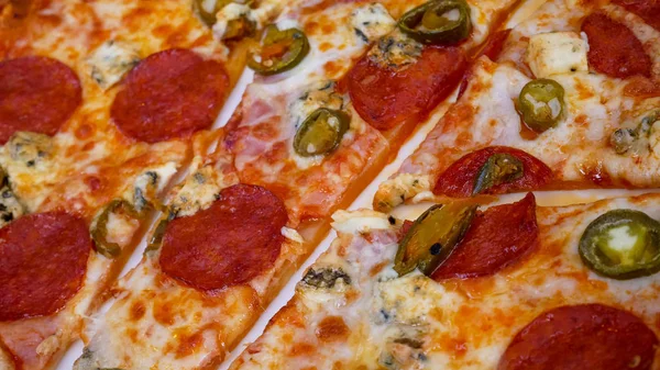 Restoran masasında pizza.