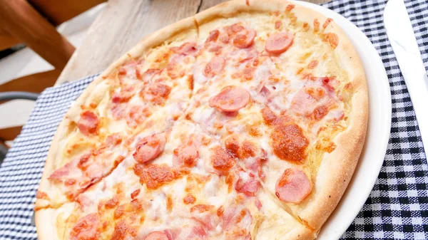 Pizza Auf Einem Restauranttisch — Stockfoto