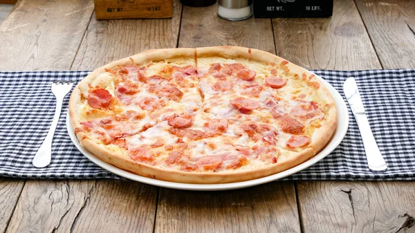 Restoran masasında pizza.