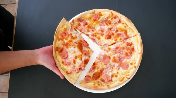 Pizza Éttermi Asztalon — Stock Fotó