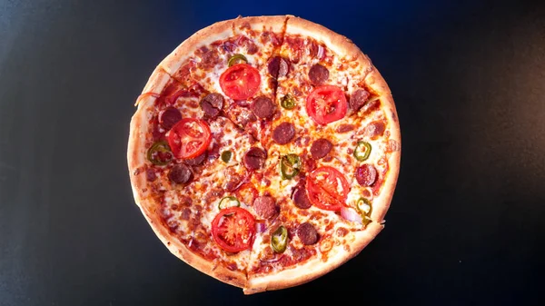 Restoran masasında pizza.