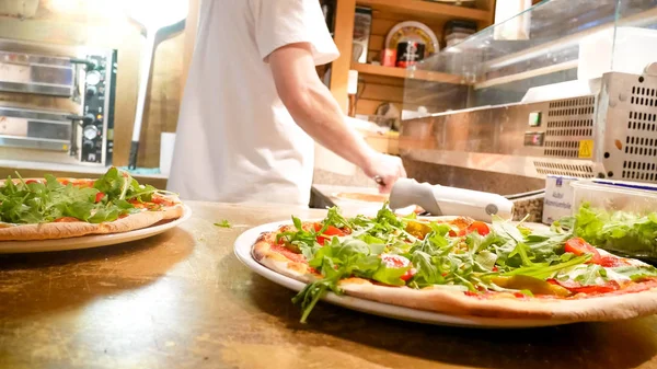 Restoran masasında pizza.