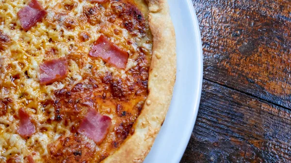 Pizza Auf Einem Restauranttisch — Stockfoto