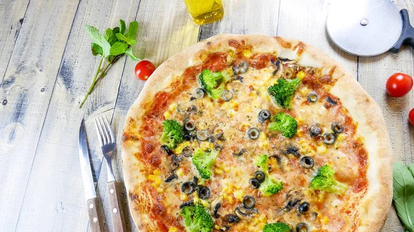 Restoran masasında pizza.