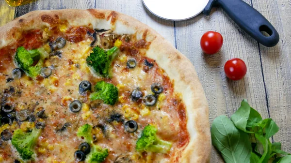 Pizza Stole Restauracyjnym — Zdjęcie stockowe