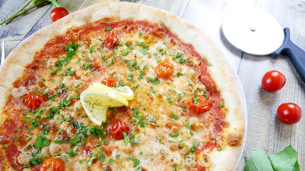Pizza Sul Tavolo Ristorante — Foto Stock
