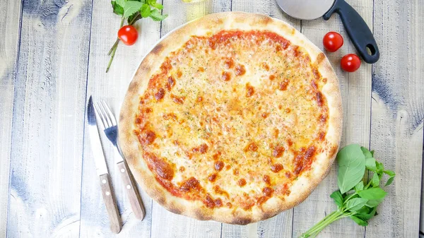 Restoran masasında pizza.