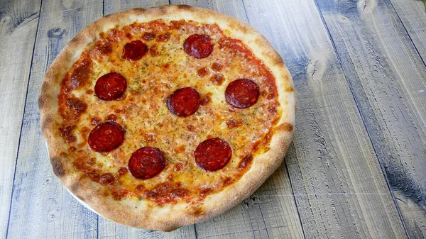 Pizza Een Restauranttafel — Stockfoto