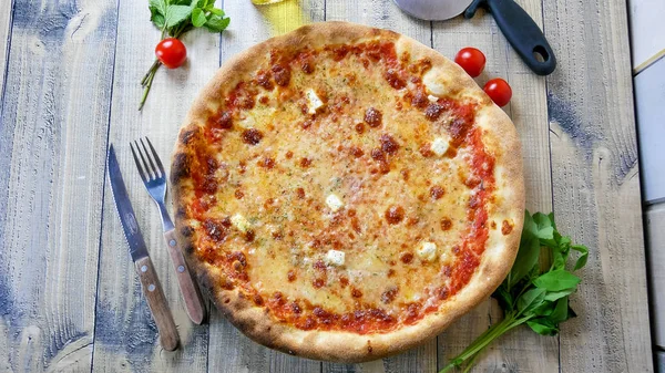 Pizza Stole Restauracyjnym — Zdjęcie stockowe