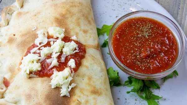 Restoran masasında pizza.