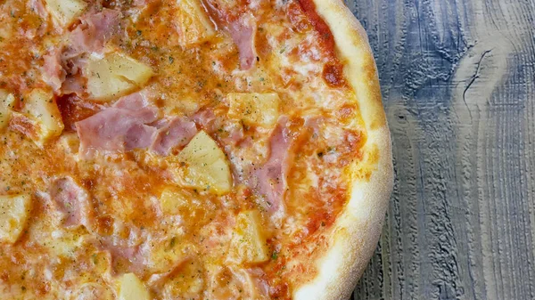 Pizza Auf Einem Restauranttisch — Stockfoto