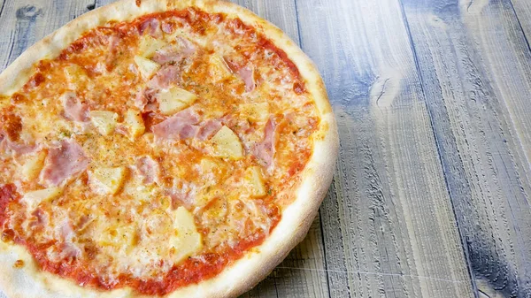 Pizza Auf Einem Restauranttisch — Stockfoto