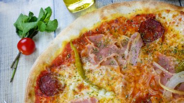 Restoran masasında pizza.