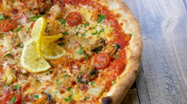 Restoran masasında pizza.
