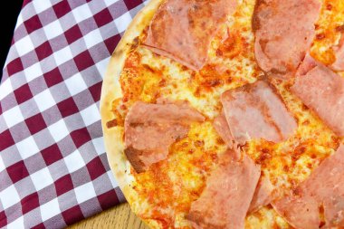 Restoran masasında pizza.