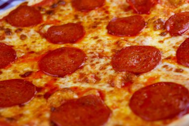 Restoran masasında pizza.