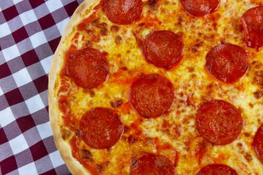 Restoran masasında pizza.