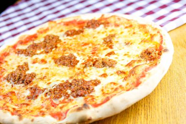 Restoran masasında pizza.