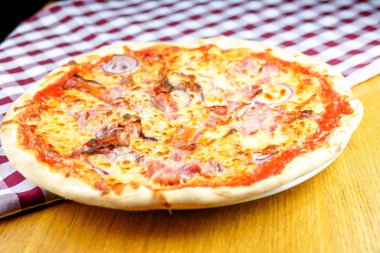 Restoran masasında pizza.