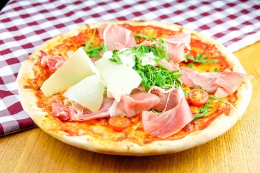 Restoran masasında pizza.