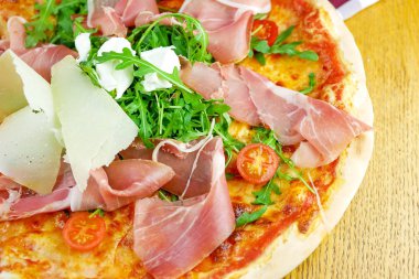 Restoran masasında pizza.