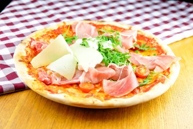 Restoran masasında pizza.
