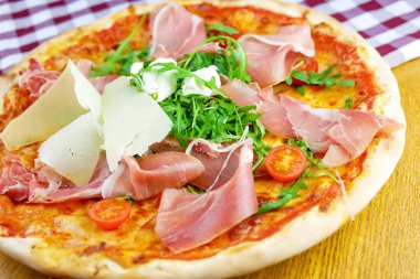 Restoran masasında pizza.